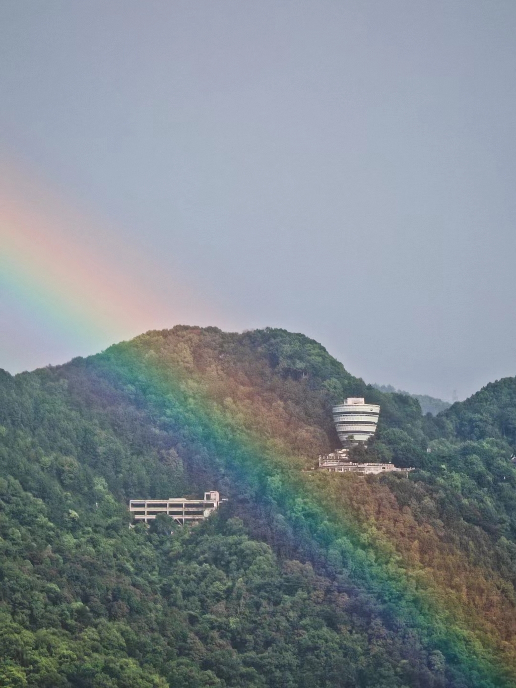 007——一条彩虹划过重庆南山一颗树景区。通讯员 朱宇峰 摄
