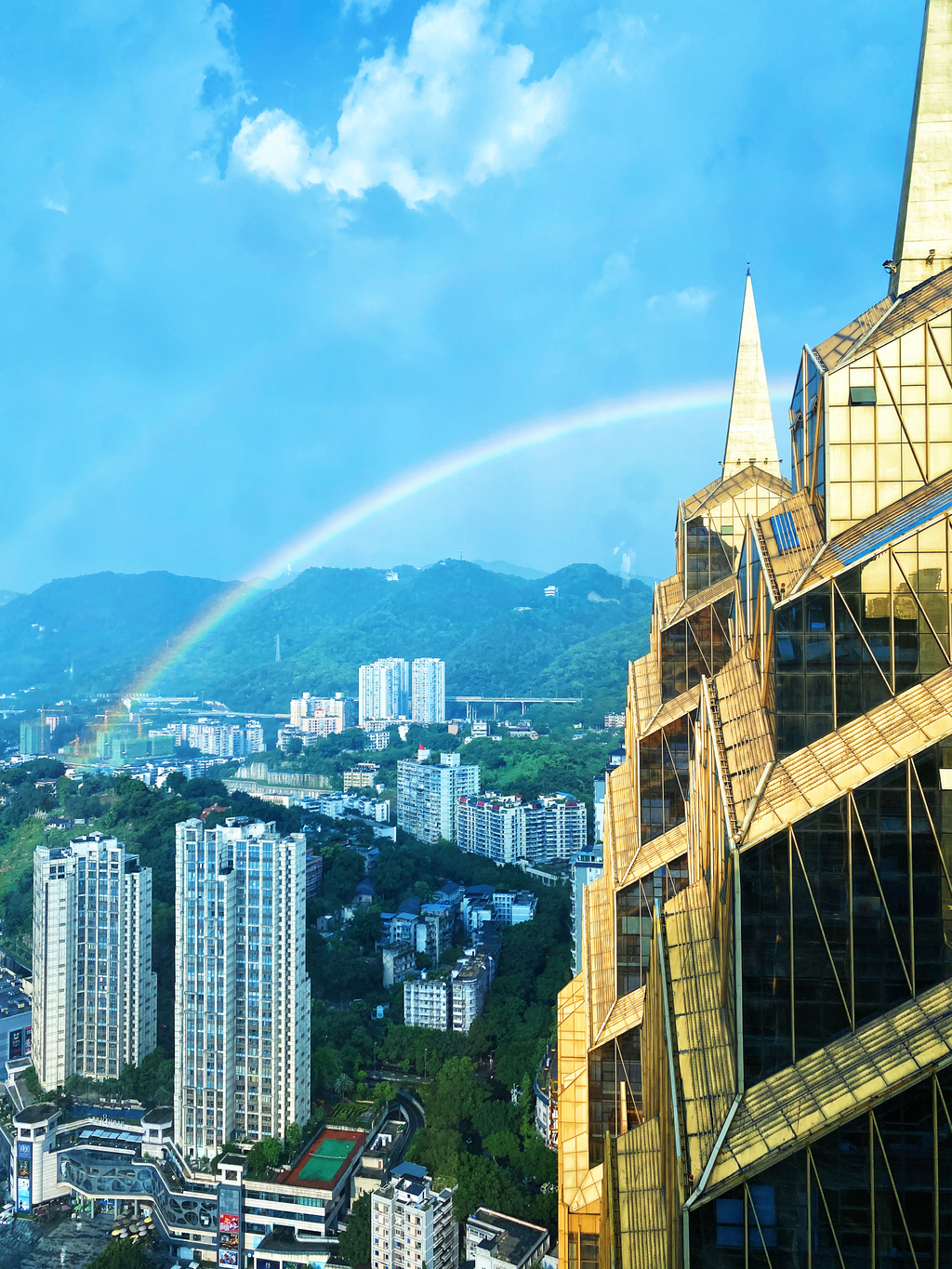 009——美丽的彩虹显现在南岸区上空。图片由重庆城上天幕乐游观光塔提供