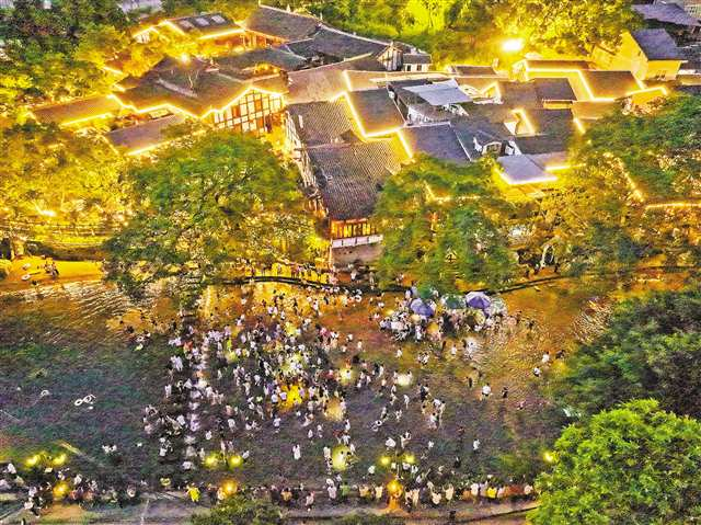 On August 1, people were catching fish in a river located at Pianyan Ancient Town, Jindaoxia, Beibei District