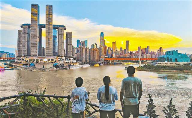 On August 2, citizens were enjoying the beautiful evening sunset by the river along Nanbin Road, Nan’an District