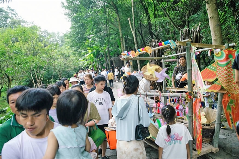 桃花源景区里游人如织。桃花源旅投集团供图