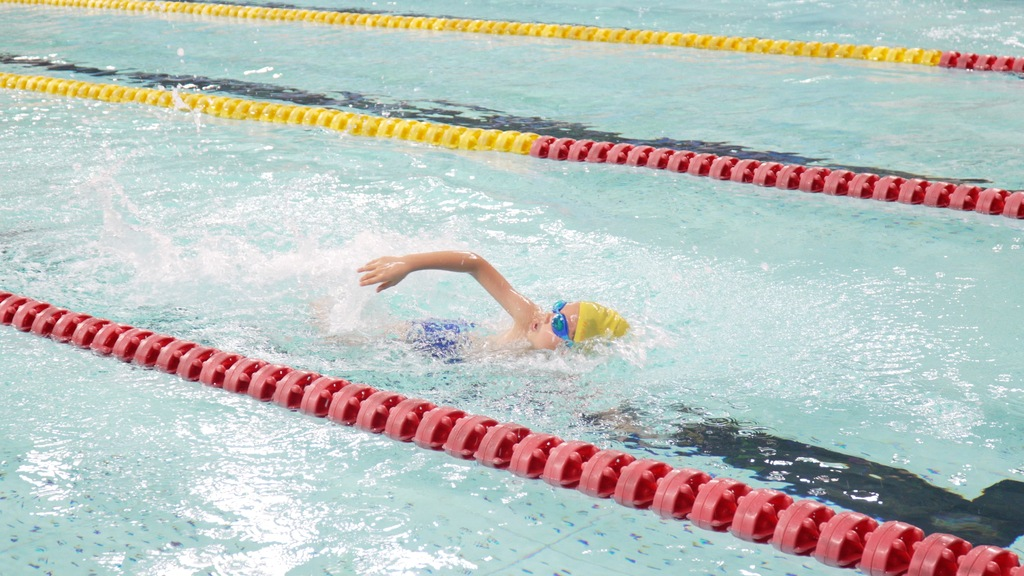 A little swimmer competing