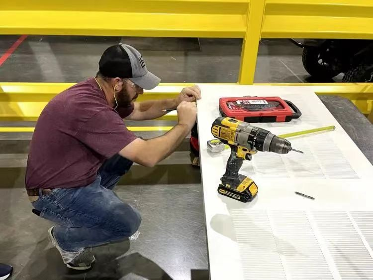 An American distributor currently trial-installing Mexin exported louvered door (Photo provided by the interviewee)