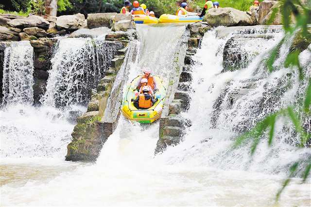 On August 5, visitors experienced the thrill of rafting at Foying Gorge in Shengdengshan Town, Banan District