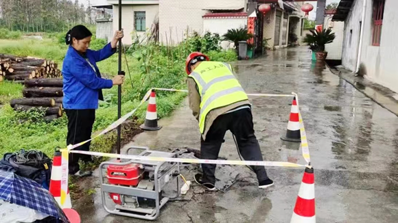 街道工作人員到現(xiàn)場(chǎng)處理問(wèn)題。秀山縣委宣傳部工圖 華龍網(wǎng)發(fā)