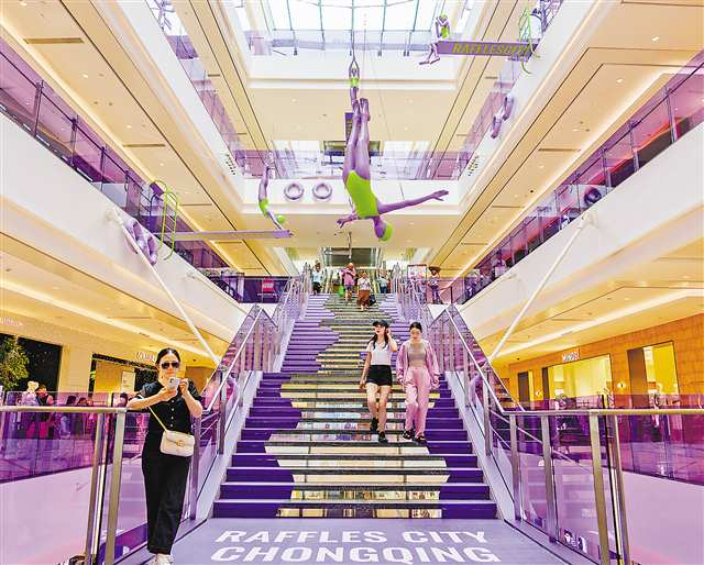 On August 5, the Olympic-themed sculptures at Chongqing Raffles City in Yuzhong District attracted many visitors and shoppers to the mall