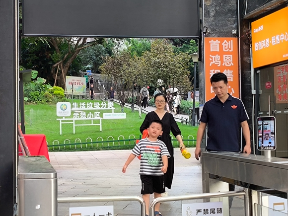 首创鸿恩小区荣获垃圾分类示范小区称号。大石坝街道供图