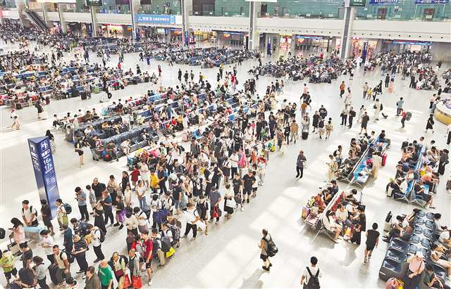 On August 6, at the Waiting Hall of Chongqingbei Railway Station, passengers were waiting for their trains; and on that day, Chongqing Railway Station sent over 230,000 passenger-times