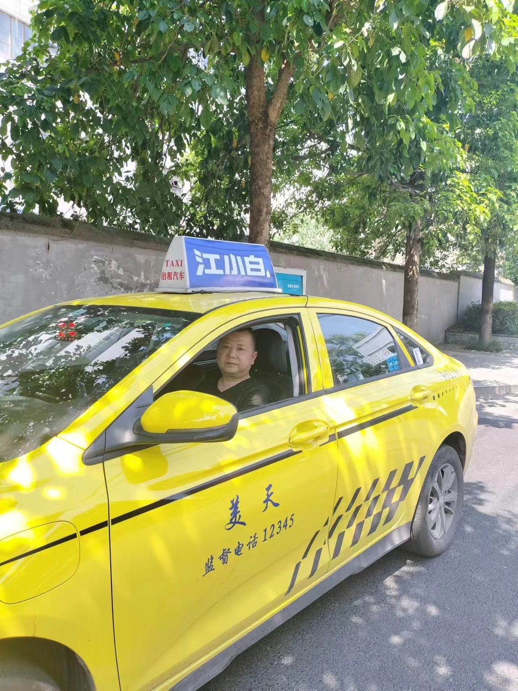 The taxi driver Zhou Fujin (Photo provided by the interviewee)