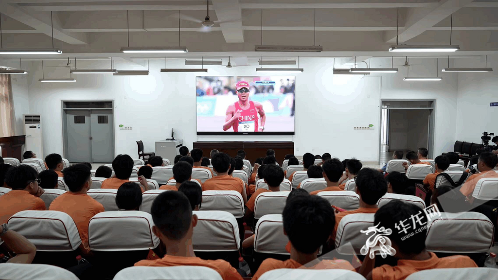 Teachers and students from the Chongqing Institute of Sports Technology watched the game together