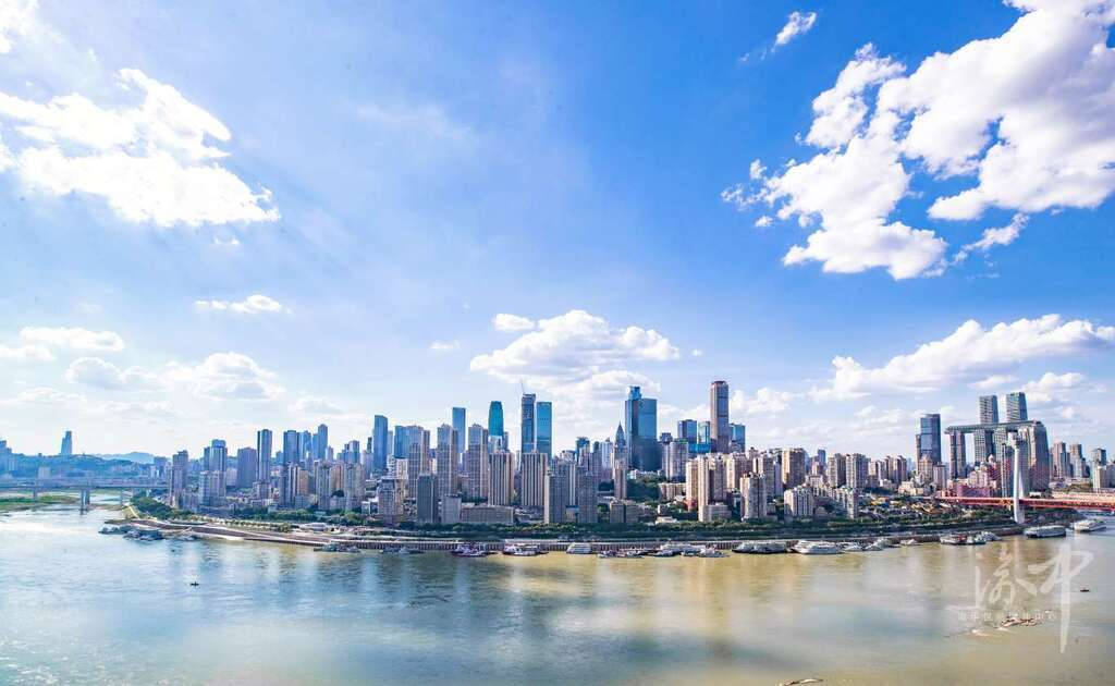 The Yuzhong Peninsula under the blue sky and white clouds (Photographed by Wang Huan)