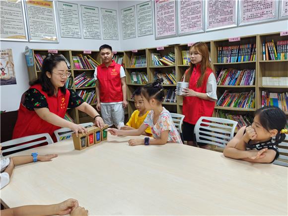 志愿者为孩子们讲解垃圾分类相关知识。香炉山街道供图