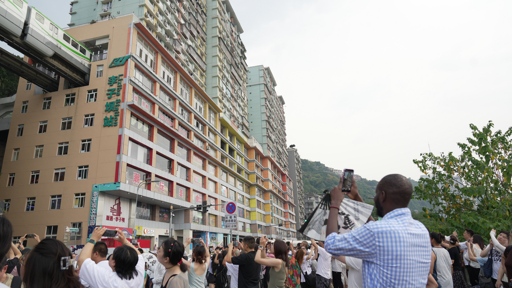 At the observation deck of the CRT Liziba Station, African journalists took photos to commemorate their visit