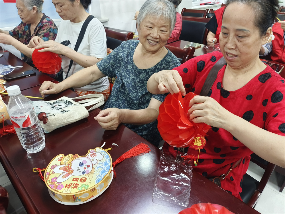 制作“玉兔”花灯。龙山街道办事处供图 华龙网发