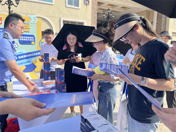 市民学习网络安全知识。通讯员 张雪燕 摄