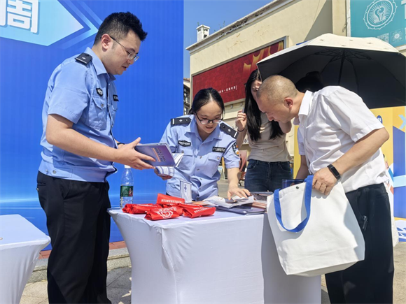 民警发放网络安全宣传手册。华龙网 夏国燕 摄