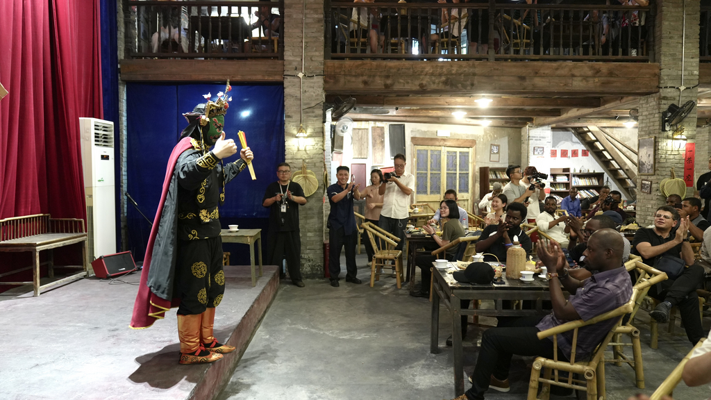 The face-changing performance of Sichuan opera winning applause