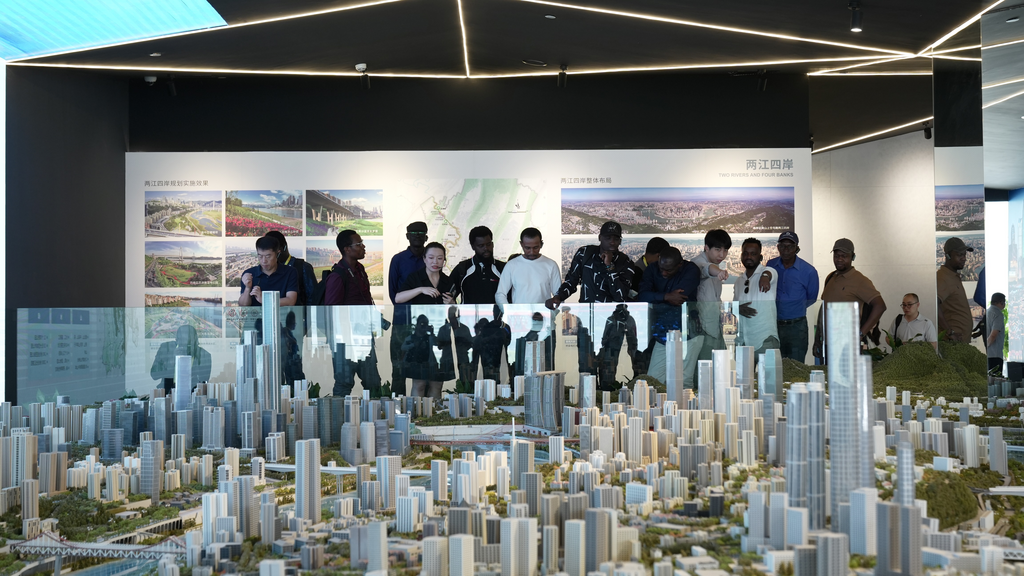 The African media delegation observing the model of Chongqing’s central urban at the Chongqing Planning Exhibition Gallery