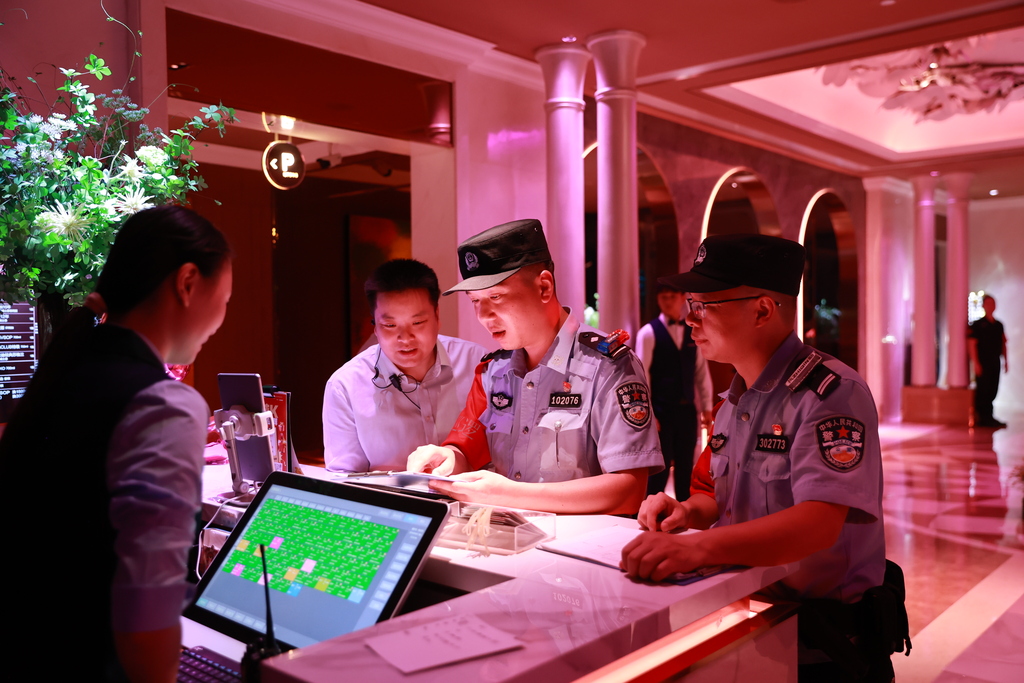 参勤警力通过查阅进入场所人员登记簿、查看电脑系统电子记录、查验身份证等方式，细致地检查各场所是否严格执行安全管理制度、是否存在“黄赌毒”等违法犯罪行为。 警方供图