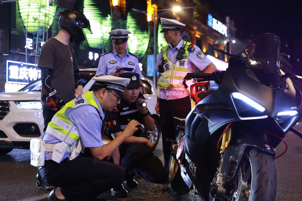 本次清查活动，江北警方共检查车辆1200余台次。 警方供图