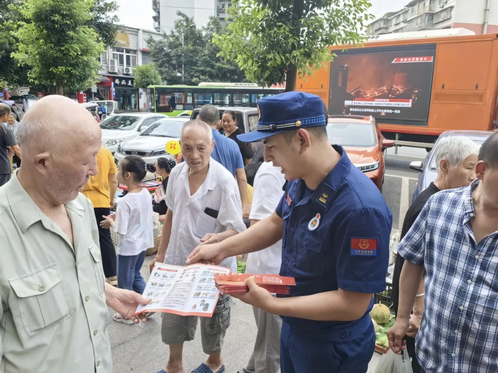 宣传人员向群众发放宣传资料。长寿区消防救援局供图 华龙网发