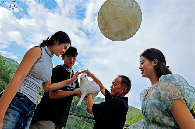 游客可在景區(qū)和“玉兔”玩耍。恩施地心谷景區(qū)供圖 華龍網(wǎng)發(fā)