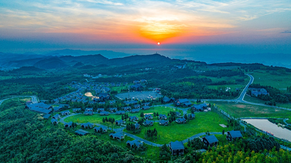 霞光下的川河盖景区。通讯员 胡程 摄