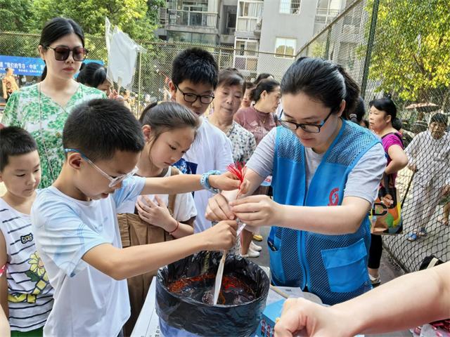 制作漆扇。郭家沱街道供圖 華龍網(wǎng)發(fā)