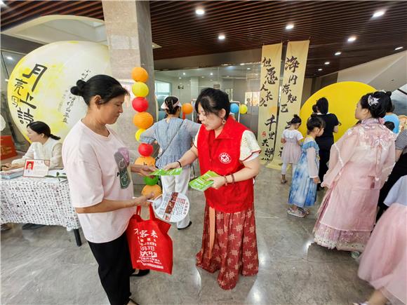 社區(qū)工作人員宣傳垃圾分類知識。通訊員 潘文圣 攝