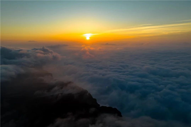 Sunrise and sea of clouds in Mowei Mountain (Photo provided by the Pengshui Culture and Tourism Commission) 