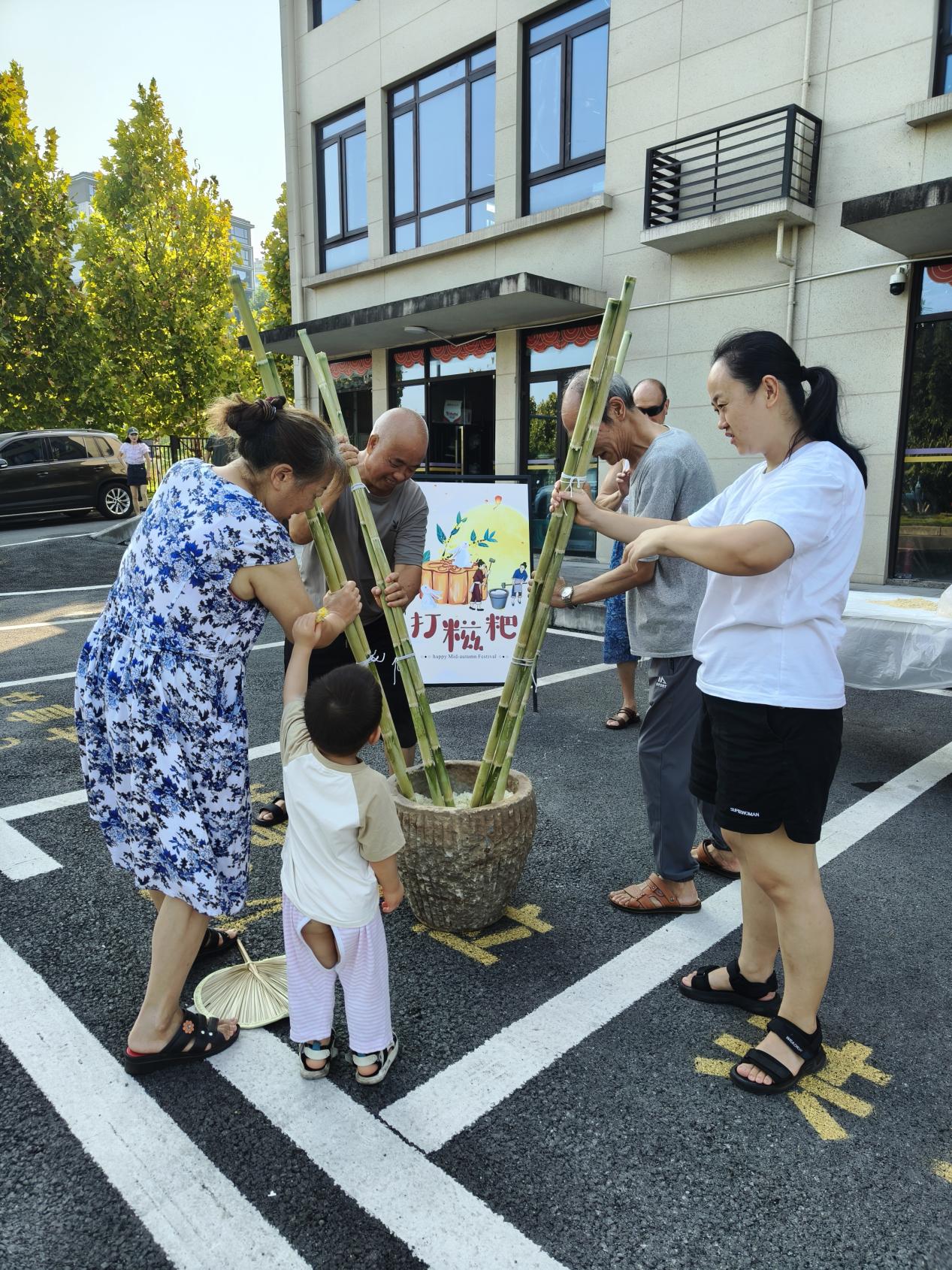 居民群众一起体验打糍粑。大竹林街道供图 华龙网 发