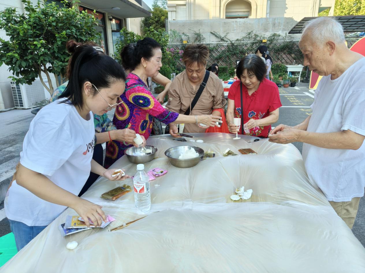 活动现场的月饼DIY受到居民群众一致喜爱。大竹林街道供图 华龙网发