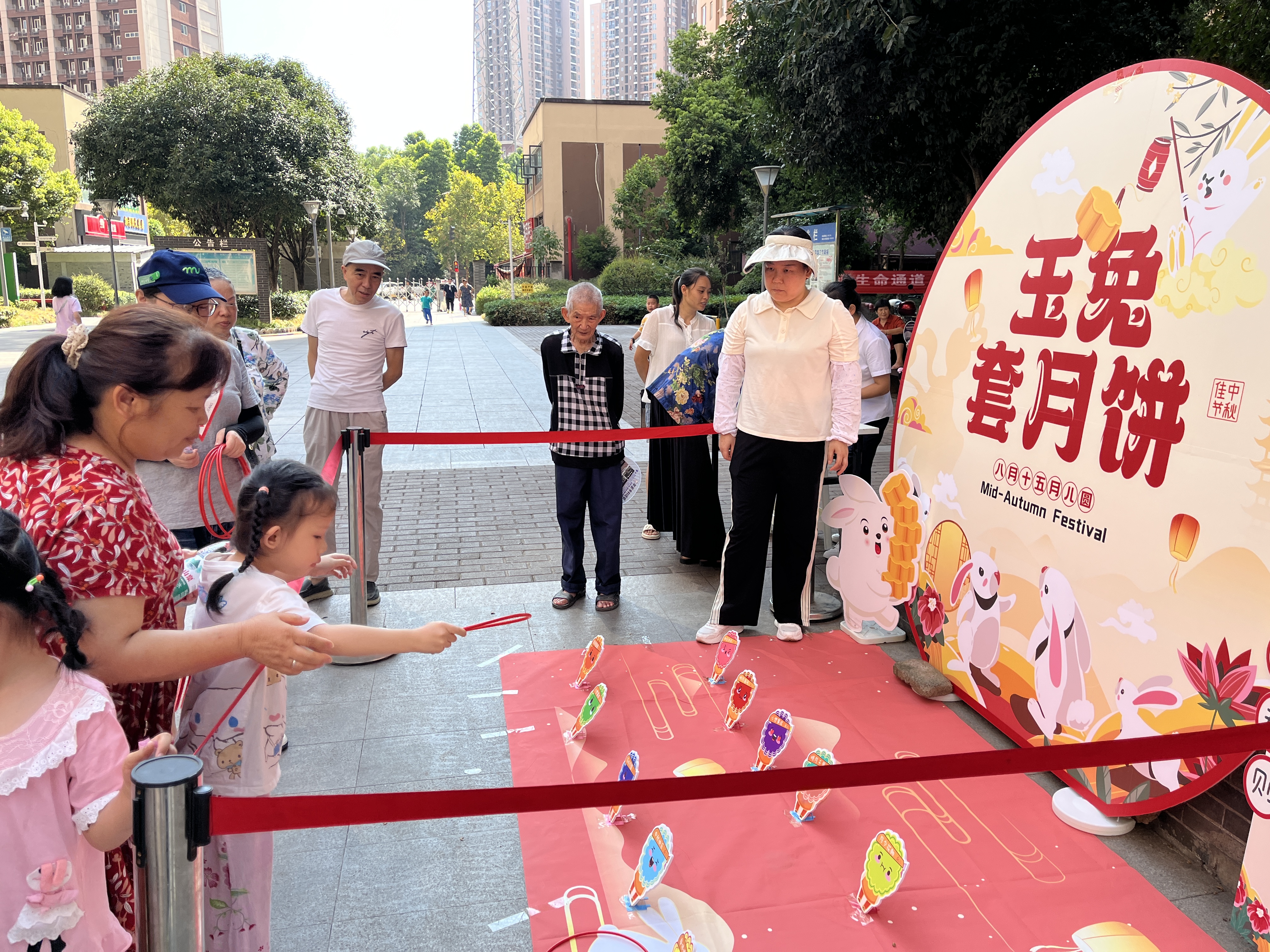 康庄美地社区“花样中秋·乐享团圆”嘉年华活动现场。市公租房管理局供图