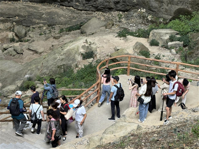 游客駐足打卡天生三橋美景。武隆區(qū)委宣傳部供圖 華龍網(wǎng)發(fā)