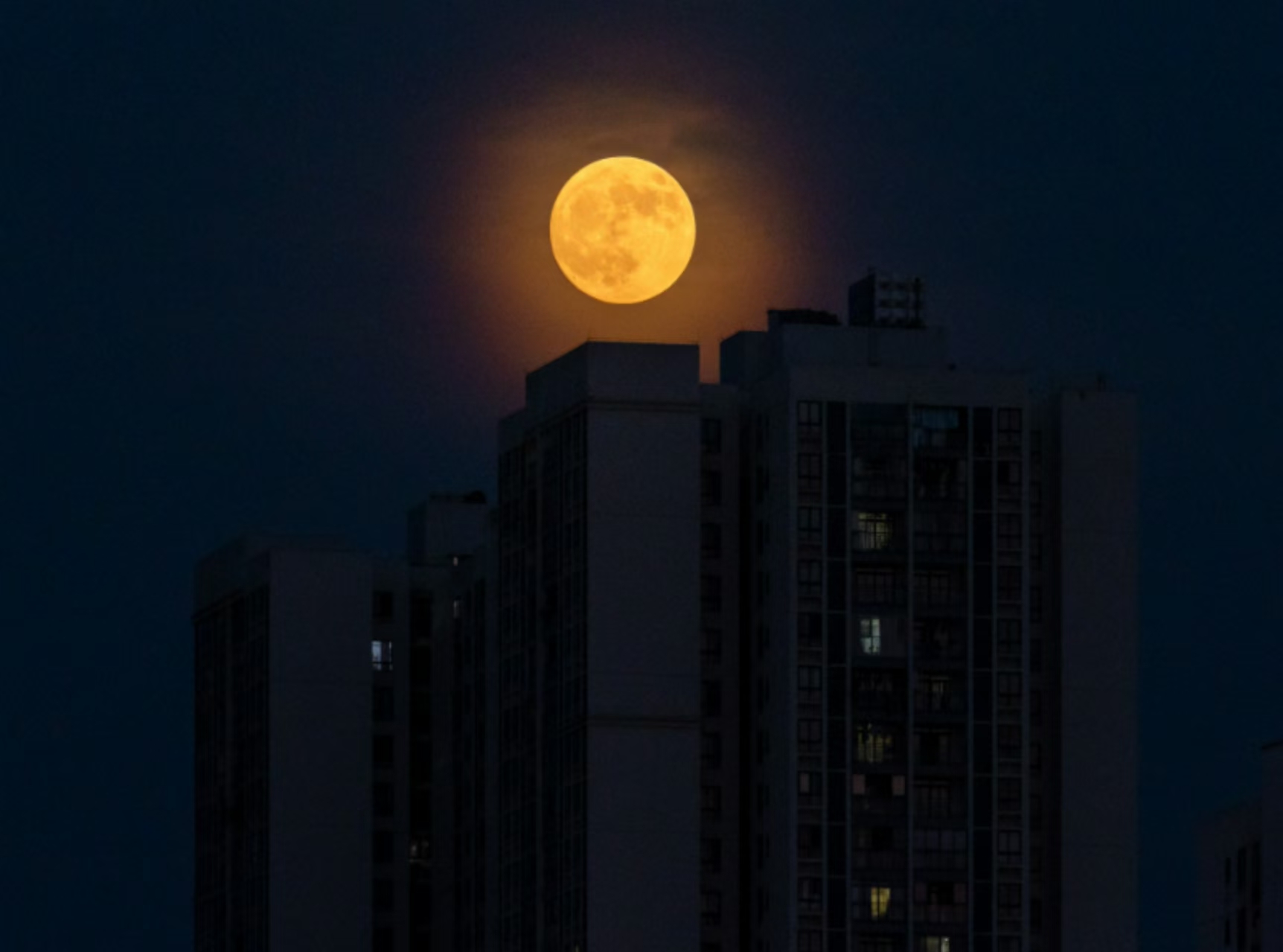 一轮圆月升上大学城的夜空。通讯员 武孔波 摄