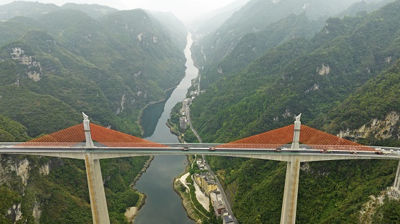 渝湘復(fù)線高速公路磨寨烏江特大橋。通訊員 趙勇 攝