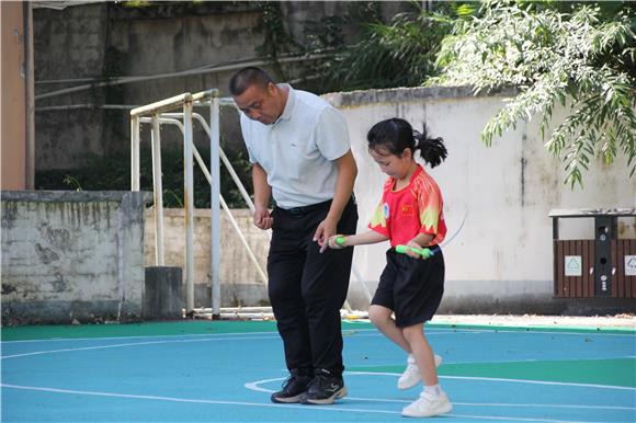 陳建軍在指導學生跳繩技巧。  通訊員 沈洪晨 攝