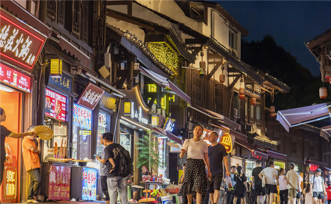 The brightly li Ciqikou Ancient Town (Photo provided by Shapingba Converged Media Center)