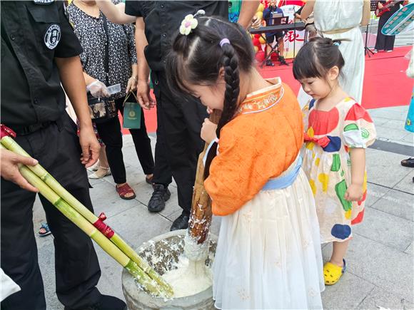 居民在体验打糍粑。熙美社区供图