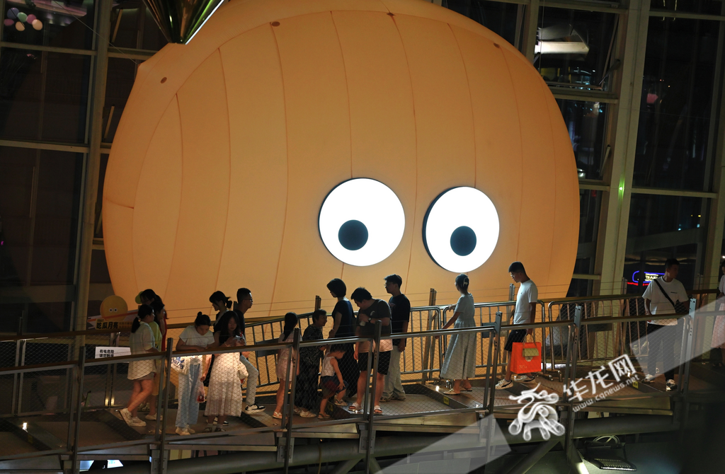 A 10-meter giant moon turning its lovely big eyes and paying attention to visitors in The Ring, which is so cute and funny that visitors can’t help but laugh