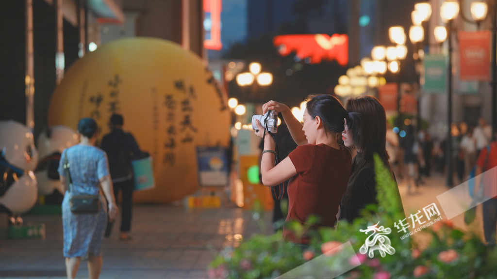 During this Mid-Autumn Festival, in Chongqing, citizens pressing the shutter to record a beautiful scroll of bustling market in the blaze of light and moon 