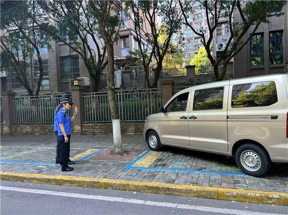 綜合執(zhí)法崗巡查不規(guī)范停車(chē)情況。香爐山街道供圖