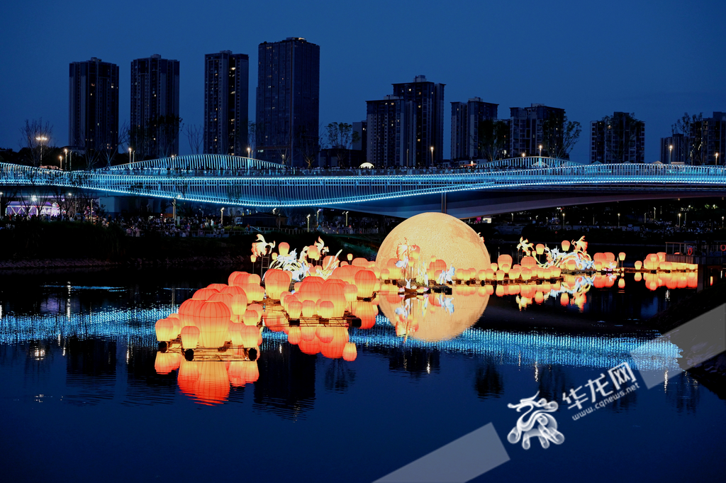 The 300-meter water-based lanterns making the public and visitors feel like being in the sky full of stars