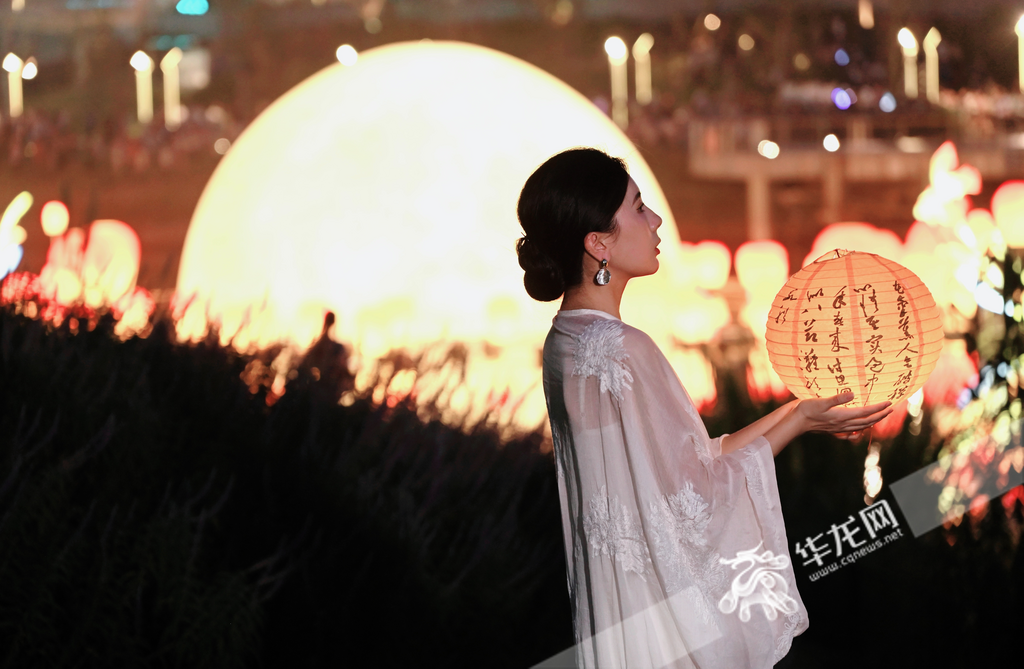 A citizen holding a lantern and experiencing the sense of ceremony by the lakeside on the North Shore of Lijia Paradise Walk