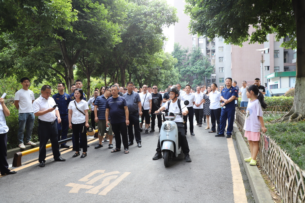 工作人员现场演示消防通道违停车辆监测预警系统运行情况。秀山县消防救援局供图 华龙网发