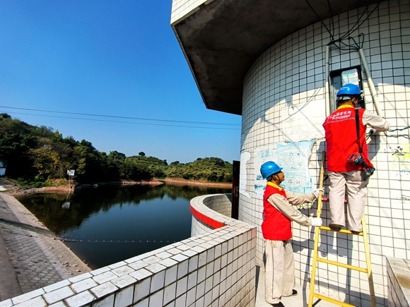 石馬供電所員工在高溫下工作。國(guó)網(wǎng)大足供電公司供圖 華龍網(wǎng)發(fā)