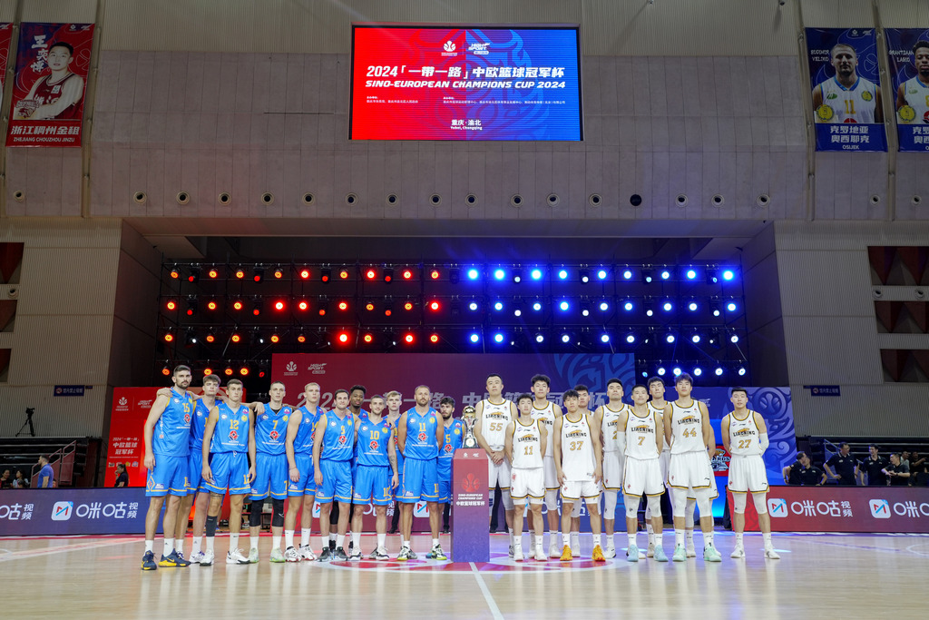 Group photo of the two teams from the opening game: Liaoning Men's Basketball Team (right) and Osijek Team (left) 