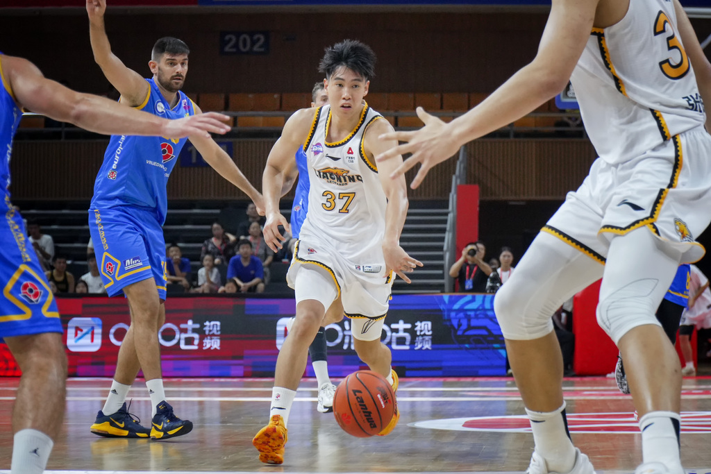 Liaoning's player driving to the basket