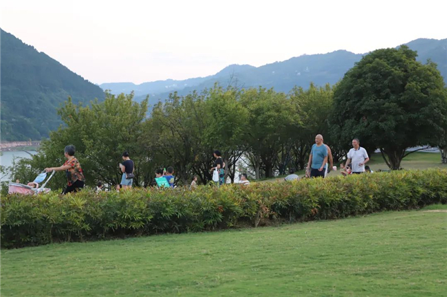 The Yunyang Lakeside Greenway becoming a popular place for citizens to relax and cool off