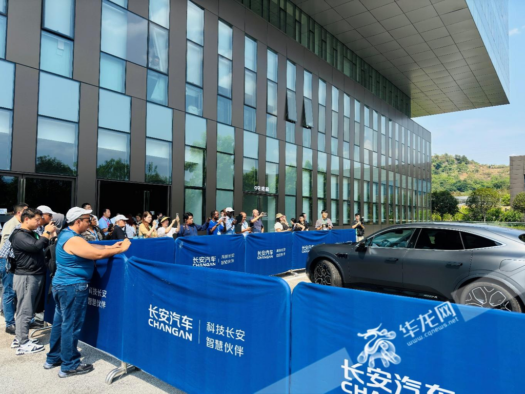 Foreign media friends watching an unmanned Changan vehicle self-driving